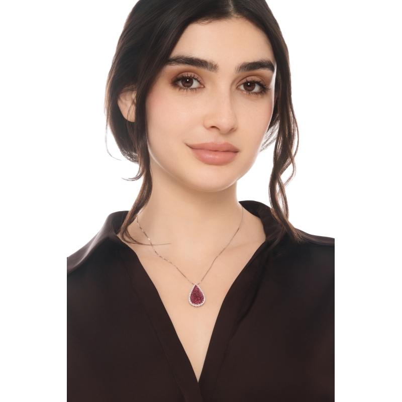 Collana in oro bianco 18k con ciondolo a goccia pavè brunito in rubini e diamanti