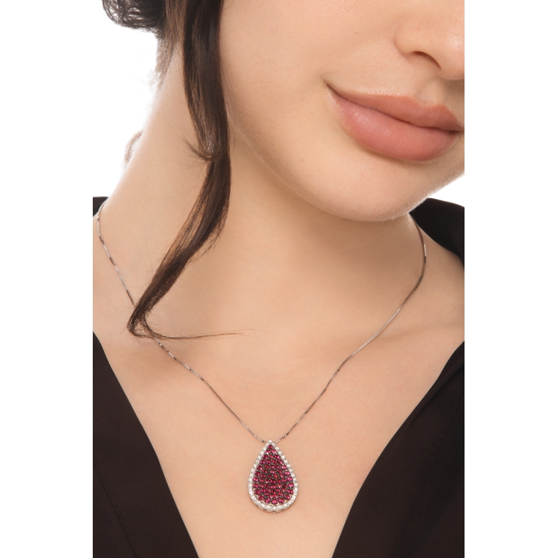 Collana in oro bianco 18k con ciondolo a goccia pavè brunito in rubini e diamanti