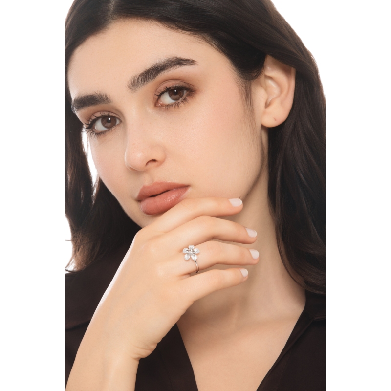 Anello a fiore in oro bianco 18k con petali in diamanti