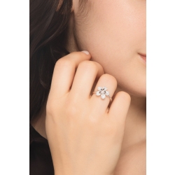 Anello a fiore in oro bianco 18k con petali in diamanti 2
