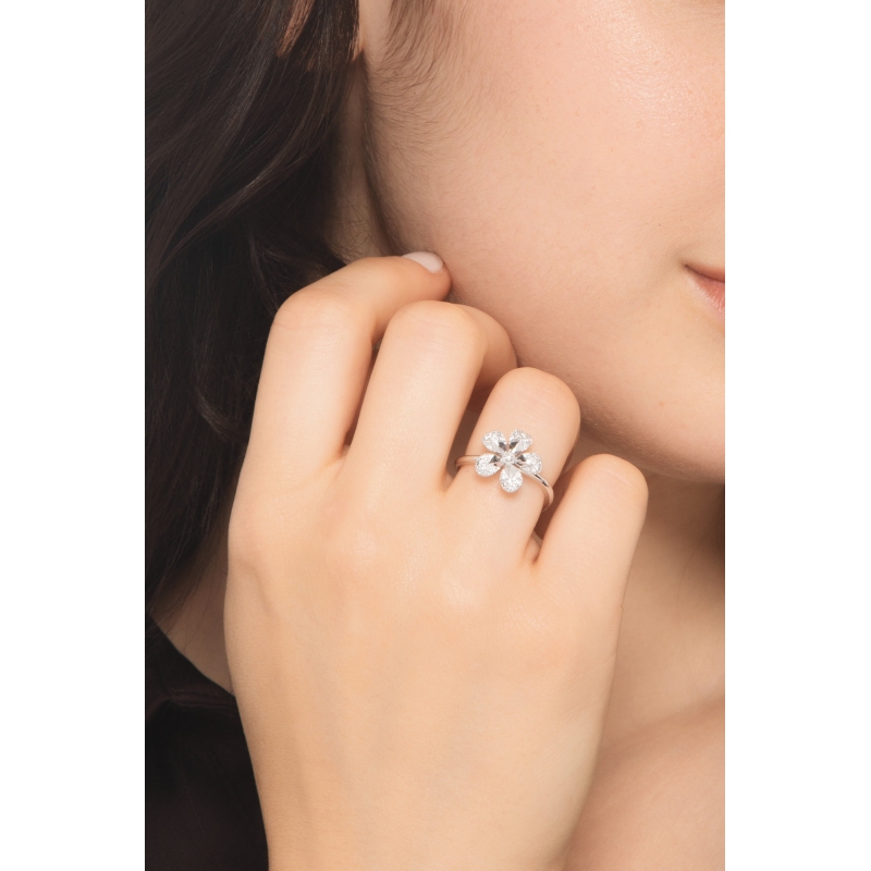 Anello a fiore in oro bianco 18k con petali in diamanti