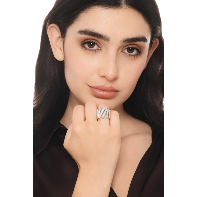 Anello in oro bianco 18k con tredici barrette alcune delle quali incastonate con diamanti