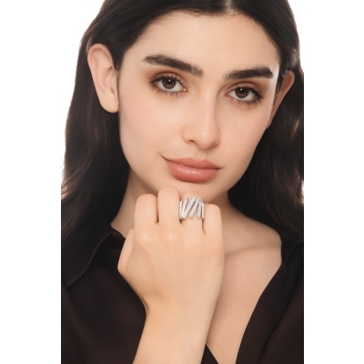 Anello in oro bianco 18k con tredici barrette alcune delle quali incastonate con diamanti