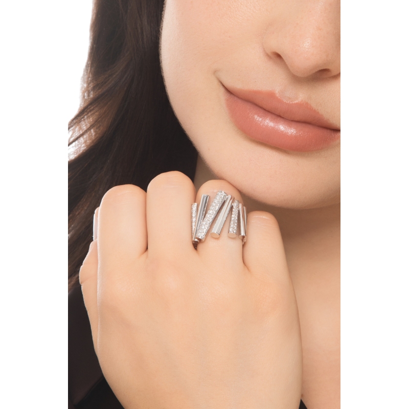 Anello in oro bianco 18k con tredici barrette alcune delle quali incastonate con diamanti