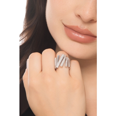 Anello in oro bianco 18k con tredici barrette alcune delle quali incastonate con diamanti