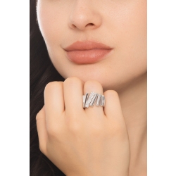Anello in oro bianco 18k con dettagli scultorei e pavé di diamanti 2