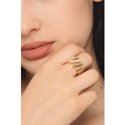 Anello in oro giallo 18k con dettagli scultorei e pavé di diamanti 2