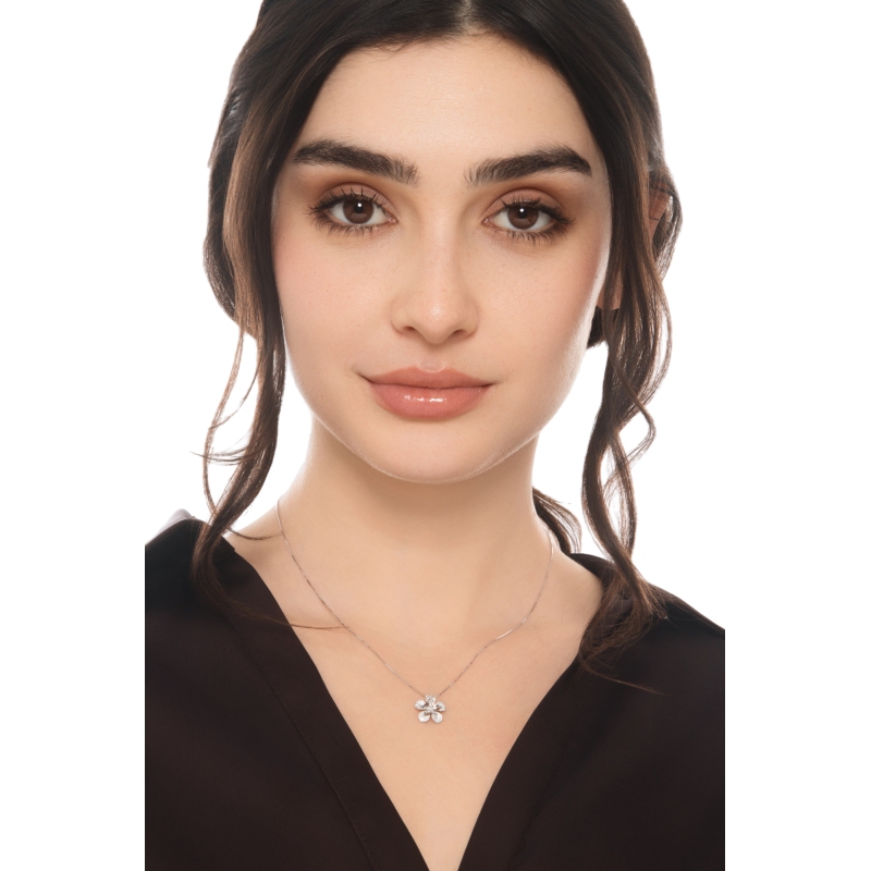 Collana oro bianco 750 fiore con diamanti