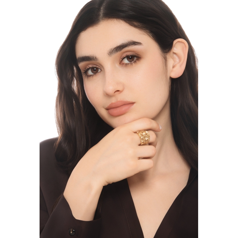 Anello fascia in oro giallo 18k con triangoli satinati e in diamanti