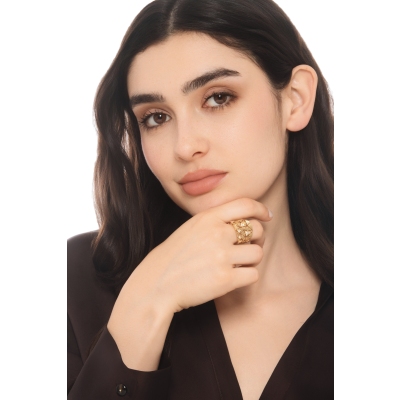 Anello fascia in oro giallo 18k con triangoli satinati e in diamanti