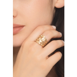 Anello fascia in oro giallo 18k con triangoli satinati e in diamanti 2