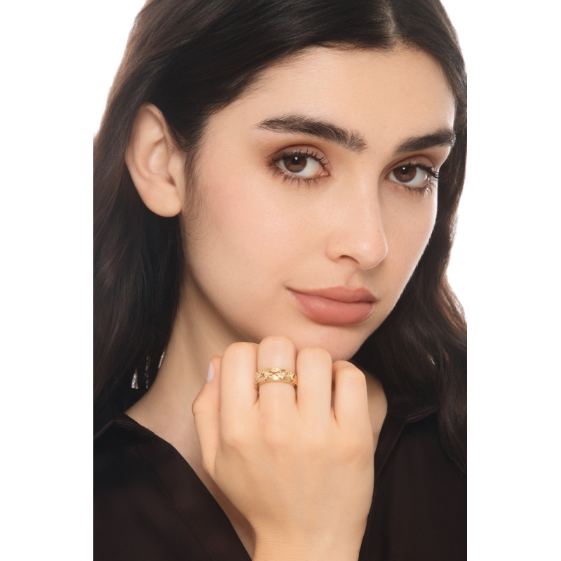 Anello in oro giallo 750 con diamanti e triangoli satinati