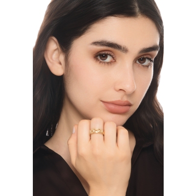 Anello in oro giallo 750 con diamanti e triangoli satinati