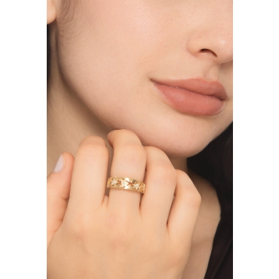 Anello in oro giallo 750 con diamanti e triangoli satinati