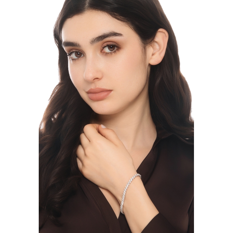 BRACCIALE CON 46 FINTE NAVETTE IN BRILLANTI, CM17.5