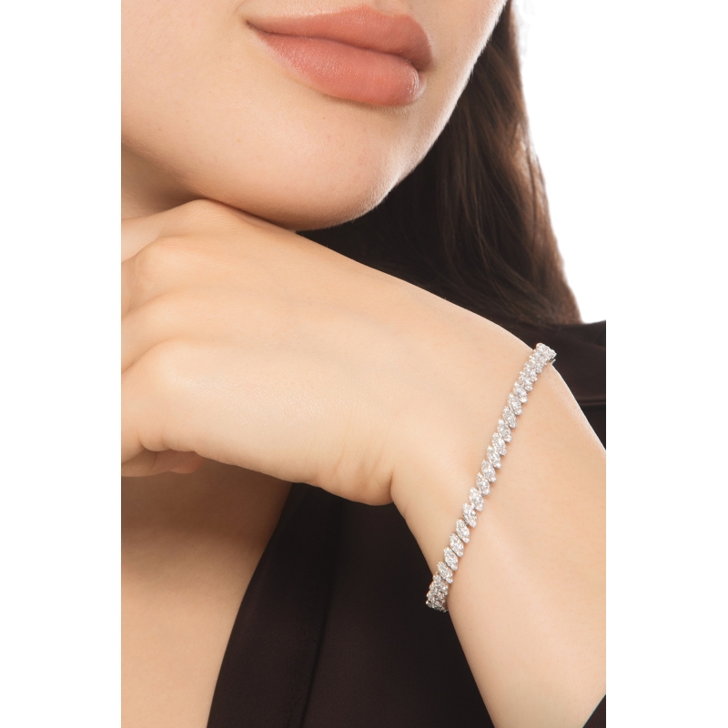 BRACCIALE CON 46 FINTE NAVETTE IN BRILLANTI, CM17.5