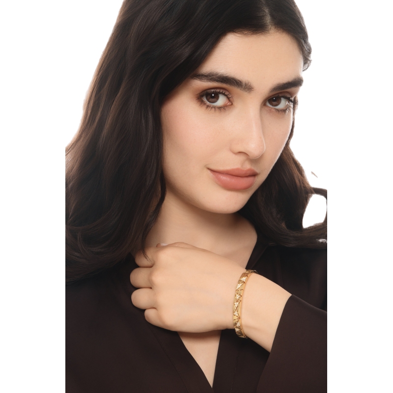 Bracciale rigido design in oro giallo 18k con triangoli satinati e diamanti