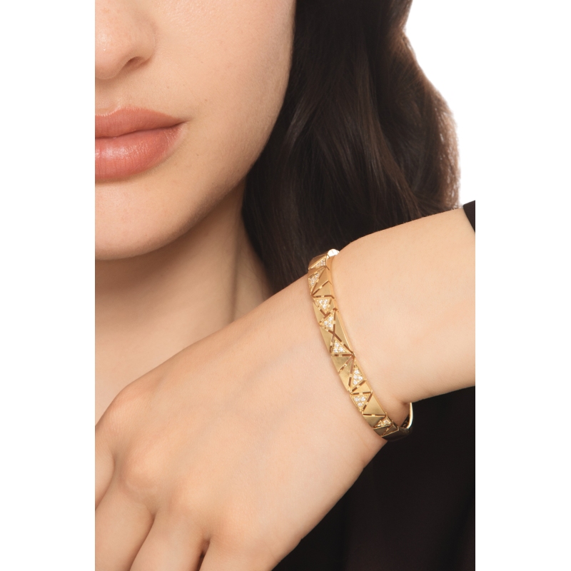 Bracciale rigido design in oro giallo 18k con triangoli satinati e diamanti