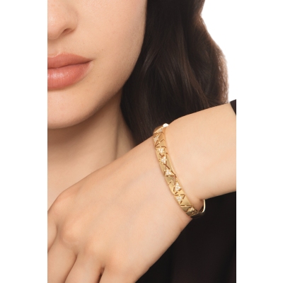 Bracciale rigido design in oro giallo 18k con triangoli satinati e diamanti