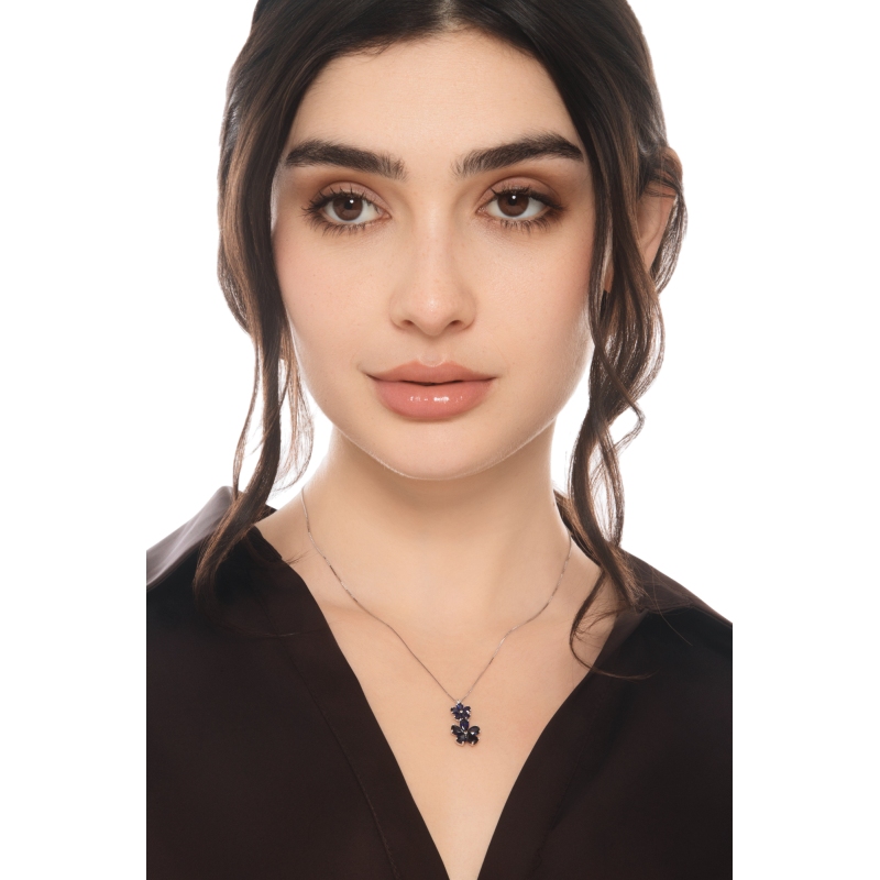 Collana in oro bianco 18k con due fiori in zaffiri blu