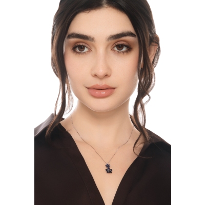 Collana in oro bianco 18k con due fiori in zaffiri blu