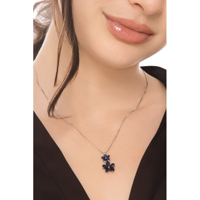 Collana in oro bianco 18k con due fiori in zaffiri blu