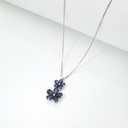 Collana in oro bianco 18k con due fiori in zaffiri blu