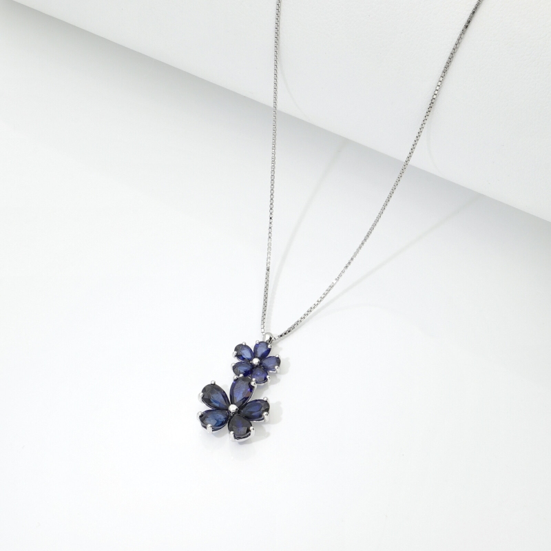 Collana in oro bianco 18k con due fiori in zaffiri blu