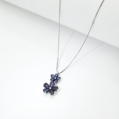 Collana in oro bianco 18k con due fiori in zaffiri blu