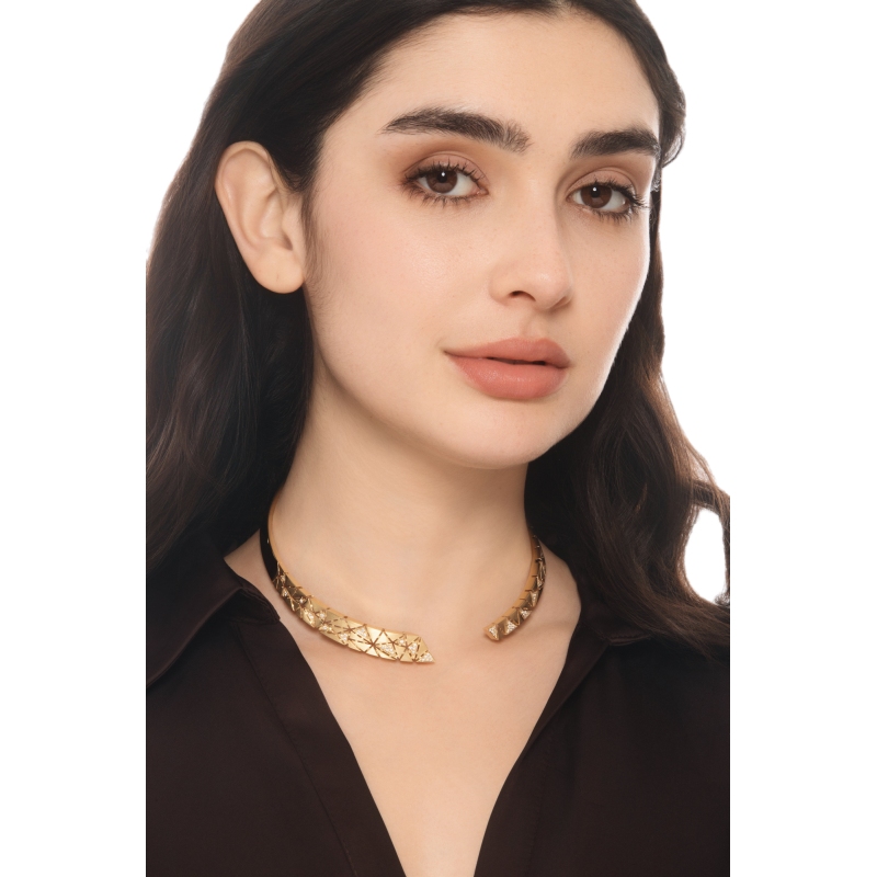 Collana in oro giallo 18k design con triangoli satinati e diamanti