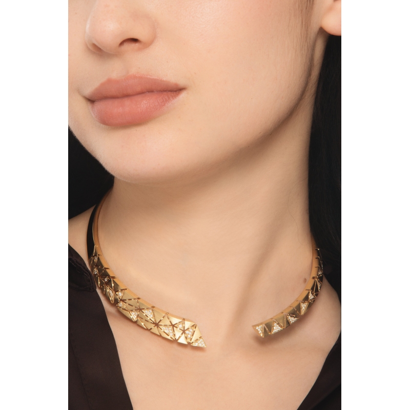 Collana in oro giallo 18k design con triangoli satinati e diamanti