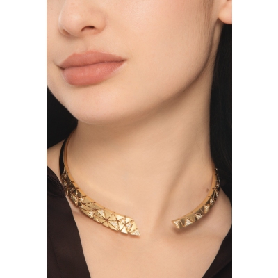 Collana in oro giallo 18k design con triangoli satinati e diamanti