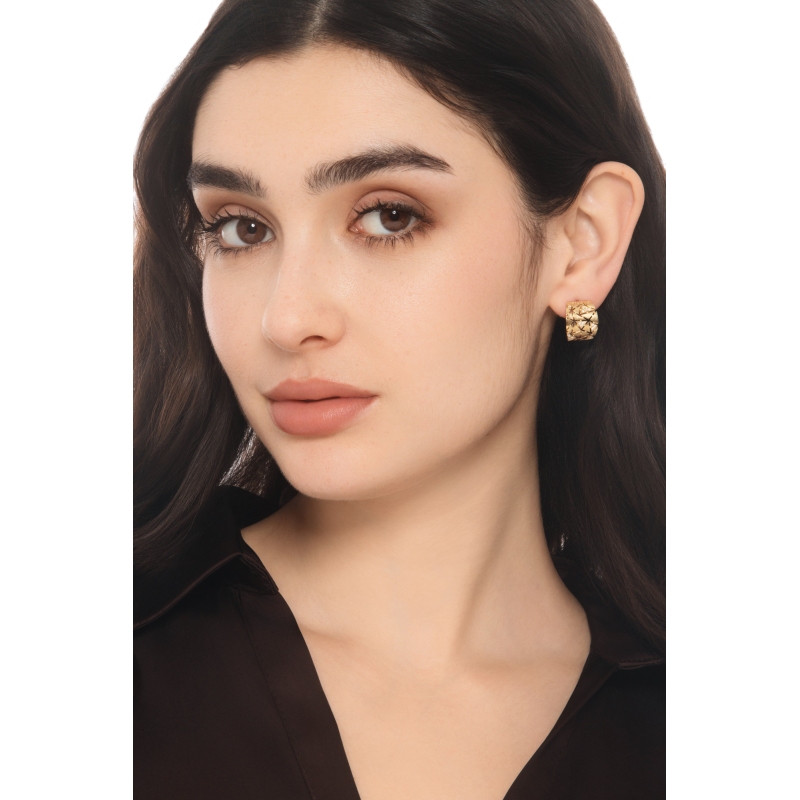 Orecchini in oro giallo 18k con triangoli satinati e diamanti