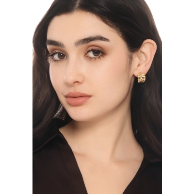 Orecchini in oro giallo 18k con triangoli satinati e diamanti