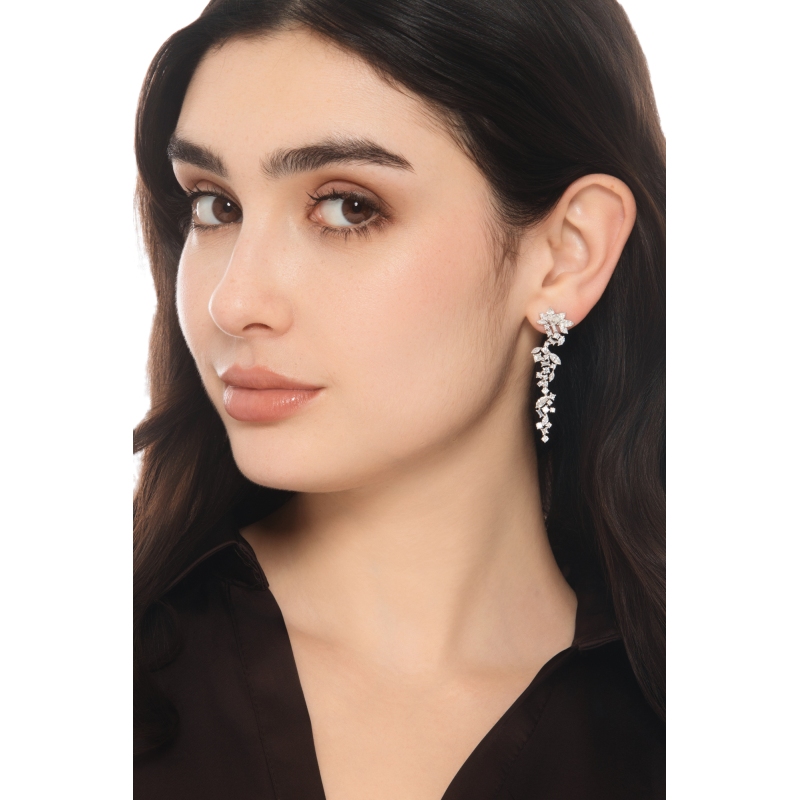 Orecchini pendenti in oro bianco 18k con diamanti navette, princess e baguette
