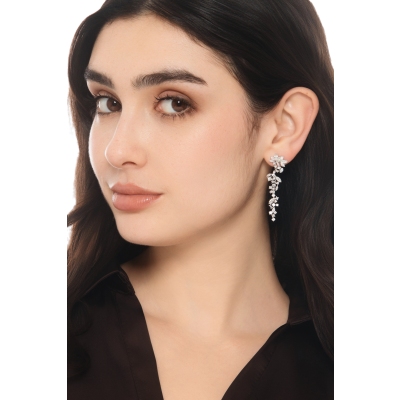 Orecchini pendenti in oro bianco 18k con diamanti navette, princess e baguette