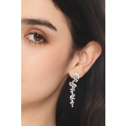 Orecchini pendenti in oro bianco 18k con diamanti navette, princess e baguette 2