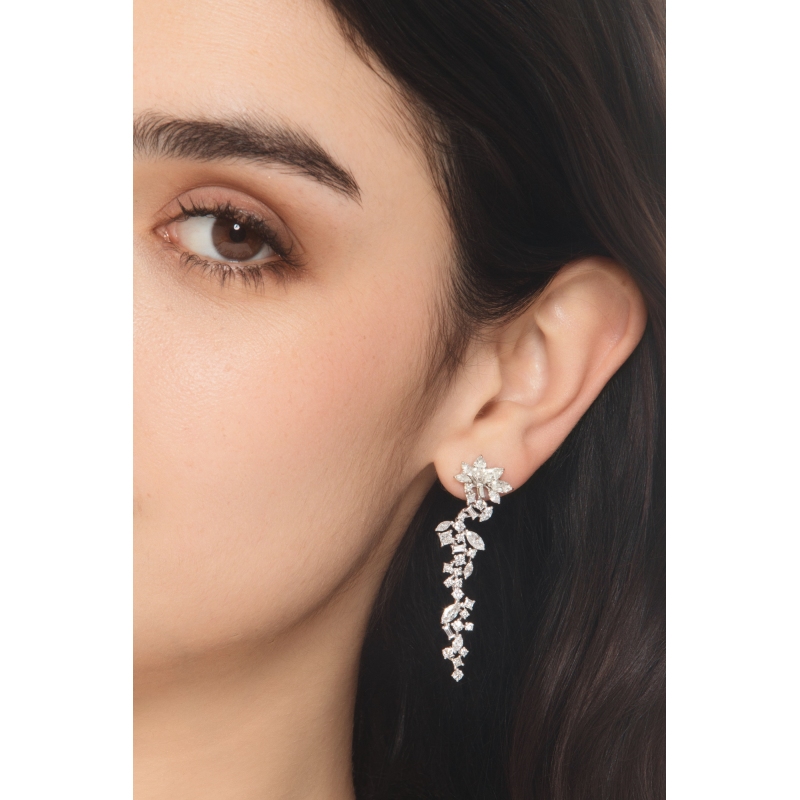 Orecchini pendenti in oro bianco 18k con diamanti navette, princess e baguette