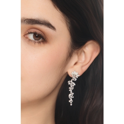 Orecchini pendenti in oro bianco 18k con diamanti navette, princess e baguette