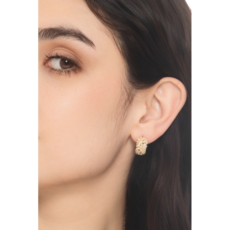 Orecchini design cerchio in oro giallo 18k con diamanti