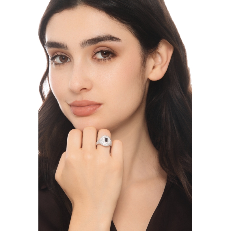 Anello in oro bianco 18k con pavé in diamanti e zaffiro blu centrale