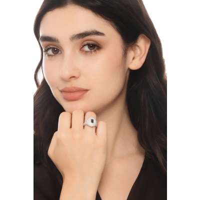 Anello in oro bianco 18k con pavé in diamanti e zaffiro blu centrale