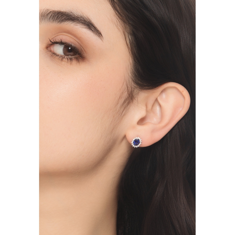 Orecchini a contorno oro bianco 18k con zaffiro ovale blu e diamanti 