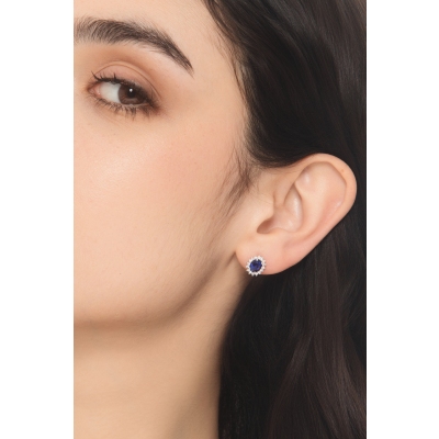 Orecchini a contorno oro bianco 18k con zaffiro ovale blu e diamanti 