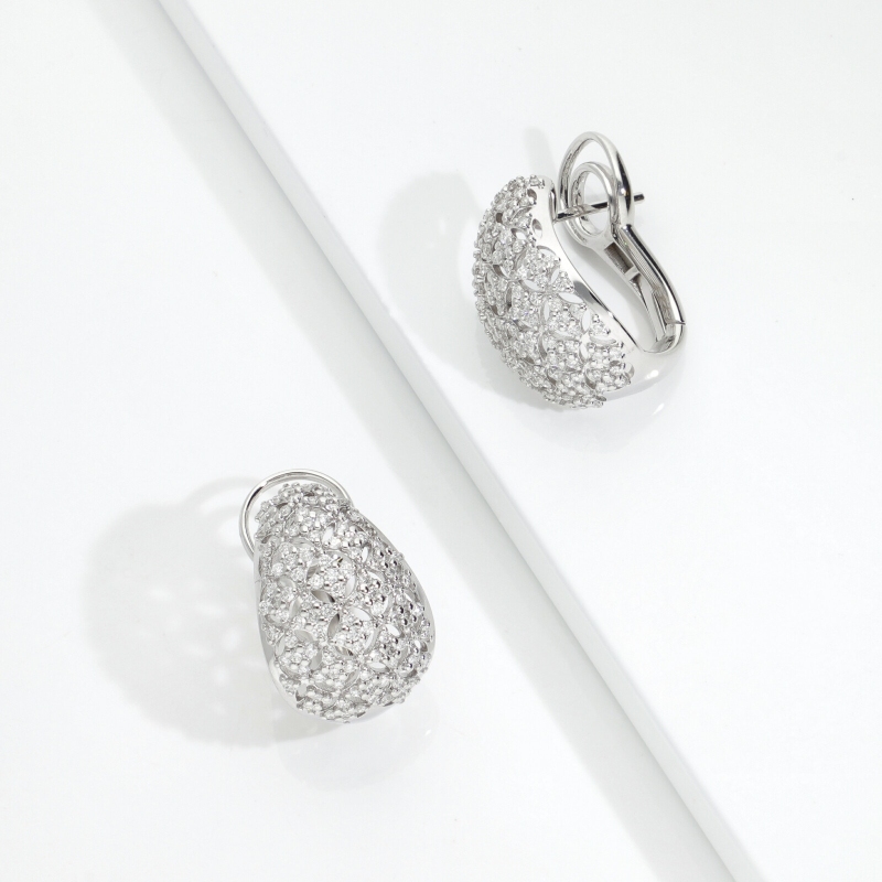 Orecchini a fascia semicircolare in oro bianco 18k con diamanti pavé