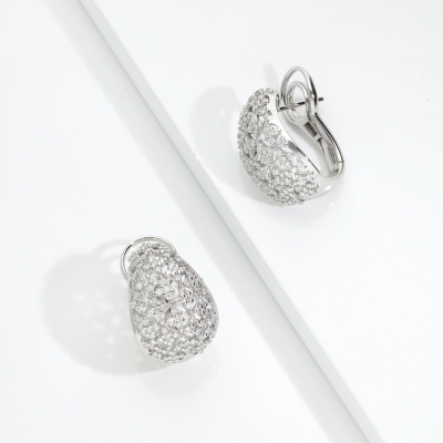 Orecchini a fascia semicircolare in oro bianco 18k con diamanti pavé