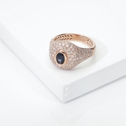 Anello in oro rosa 18k chevalier con pavè in diamanti e zaffiro blu ovale