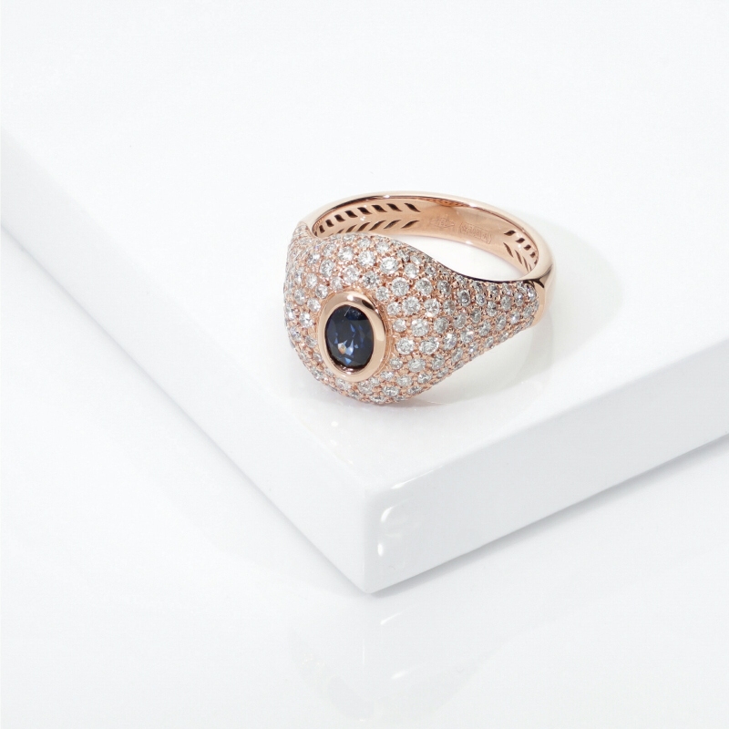 Anello in oro rosa 18k chevalier con pavè in diamanti e zaffiro blu ovale
