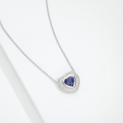 Collana in oro bianco 18k con ciondolo zaffiro cuore e pavè in diamanti
