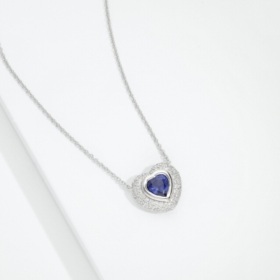 Collana in oro bianco 18k con ciondolo zaffiro cuore e pavè in diamanti